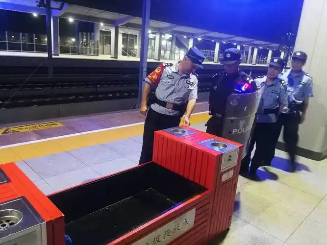 惠来站派出所开展夜间清查行动