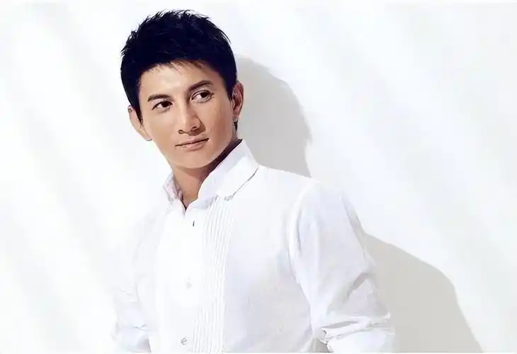 回顾刘诗诗17岁成名巅峰时刻嫁给二婚吴奇隆如今生活一地鸡毛