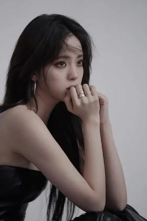 欧阳娜娜质感暗调封面大片