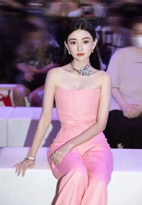 梁洁粉色芭比抹胸阔腿裤,优雅气质十足_时尚_图片_魅力