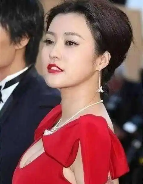 原创郝蕾发福后更敢穿一袭红色大u领连衣裙走红毯风韵犹存