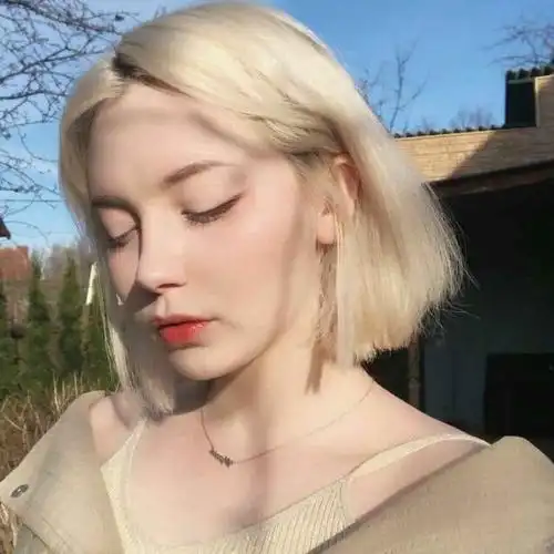 有哪些好看的欧美风女生微信头像? - 知乎