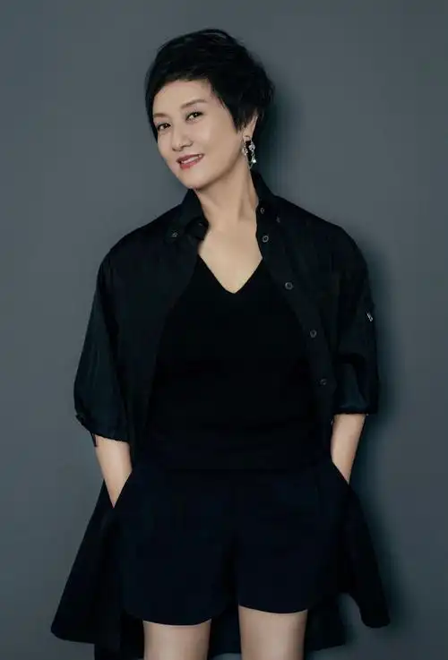 短发 看了66岁邓婕的老年状态,才懂:发剪短,衣穿素,自然老去更优雅 穿