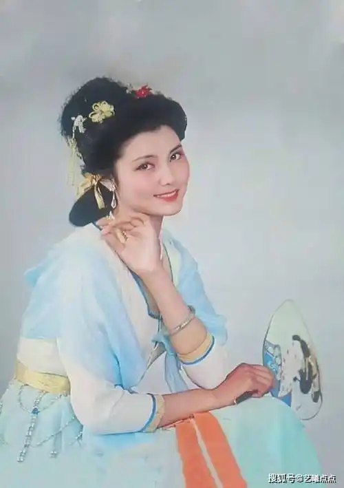 姜黎黎十张罕见的高清照片,见证当年银幕上"红牡丹"的娇美容颜