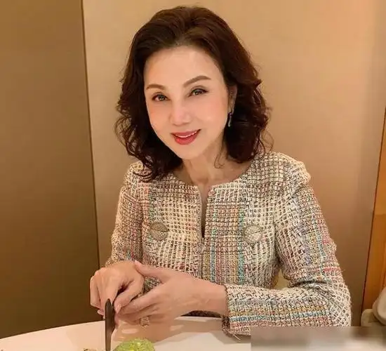 64岁谢玲玲康复后首现身与2个女儿爬山状态好去年曾一度病危