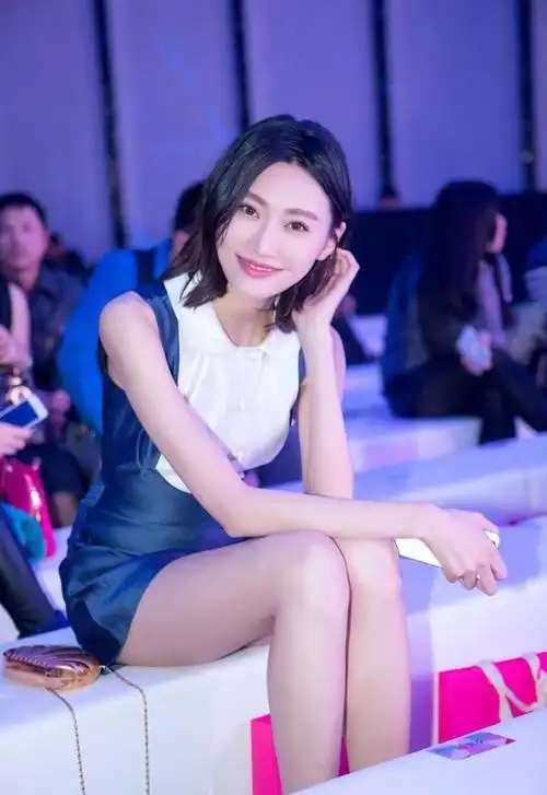 李斯羽,一个让人羡慕的名字,一个拥有着肤白貌美大长腿的女人,一个在