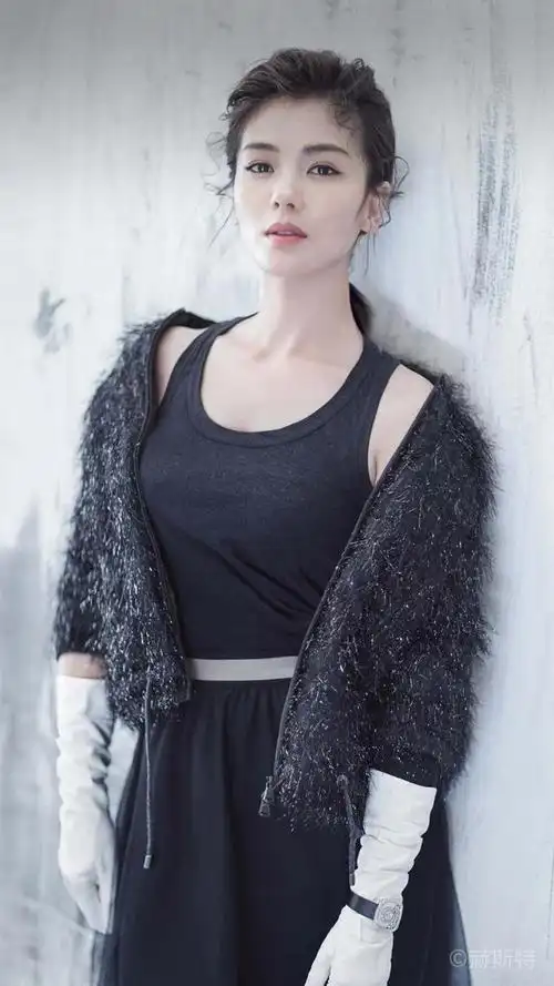 40岁刘涛气质惊艳(容颜耐看身材饱满)(3)