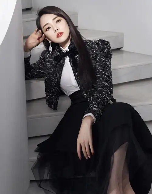 伊能静晒新豪宅,喊秦昊回家,灰色西装风连衣裙亮相机场