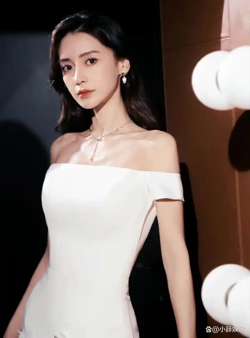 杨颖身穿白色婚纱礼服,邪魅一笑,楚楚动人