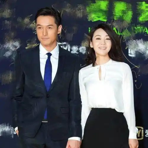 闫妮说王玮虽然年纪比她小很多,但是他心智时尚教会自己很多,到现在