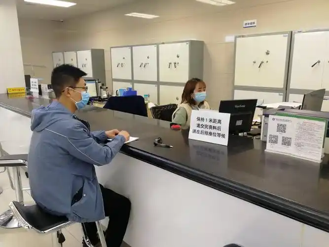 柜台人员受理业务必须戴手套,口罩,并与群众保持1米以上距离