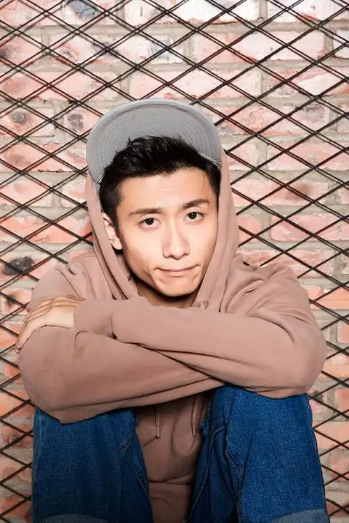 张一山因身体状况上热搜 带病工作实力诠释"守承诺"