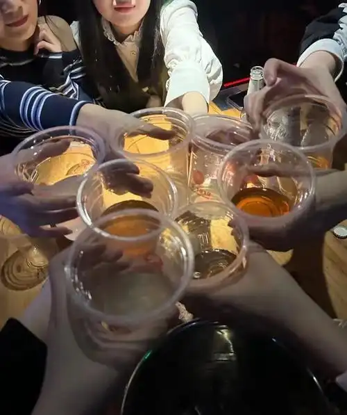 小岛参加的e人聚会后来,有人喝酒喝到微醺,借着酒劲,经典游戏真心话大