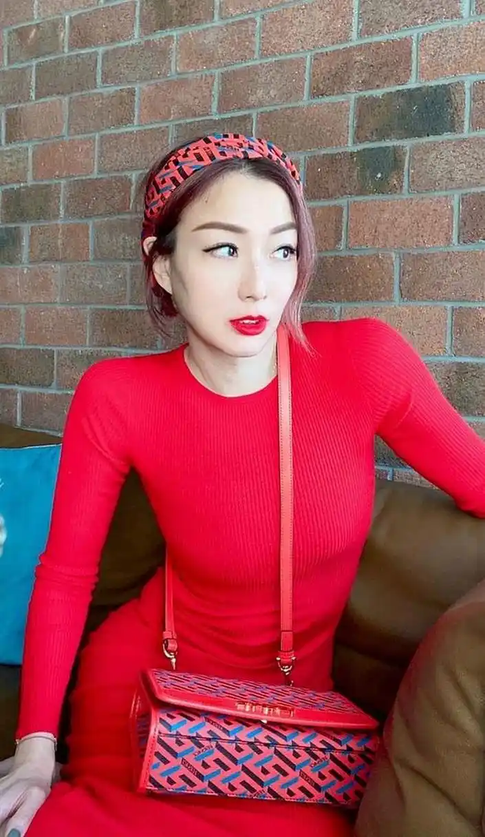 郑秀文,1972年8月出生于中国香港,祖籍广东省,中国香港女歌手,演员.