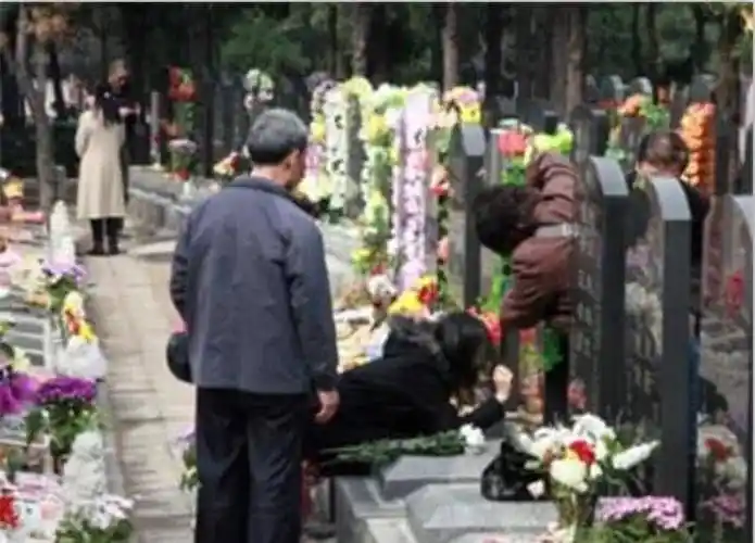 八宝山有何特别?为何很多名人去世后都想葬在那里?