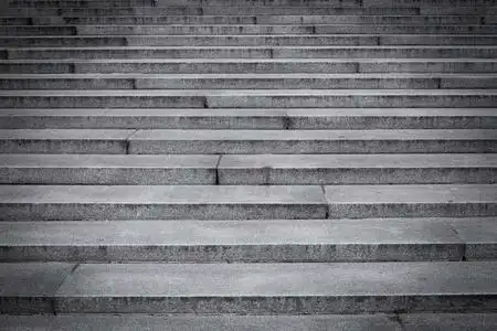 带有扶手和台阶的木制楼梯, 白色背景上的逼真矢量个人发展理念.