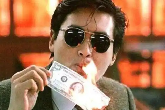 《无双》周润发用钱点烟镜头为何消失,导演答疑解惑,原来如此!