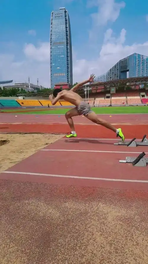 起跑专项训练清华田径人体育生短跑起跑-度小视