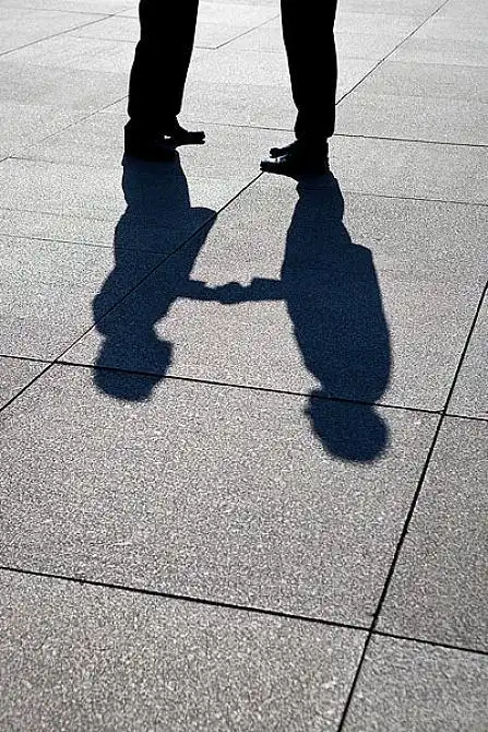 影子_两个_商务人士_握手_图片素材