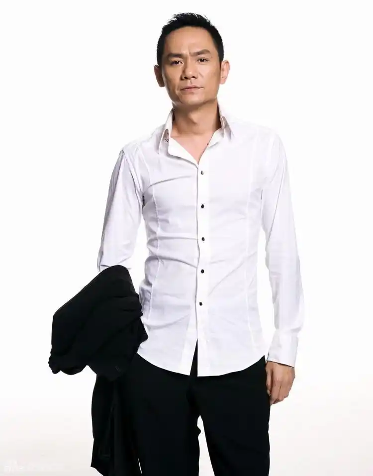 果静林写真显深邃气质