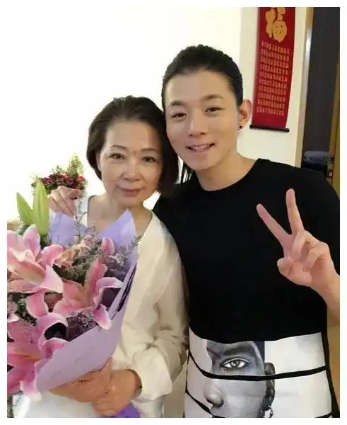 伟大母亲仲小萍:独养儿子霍尊放弃再婚,为儿子与前夫现任成姐妹