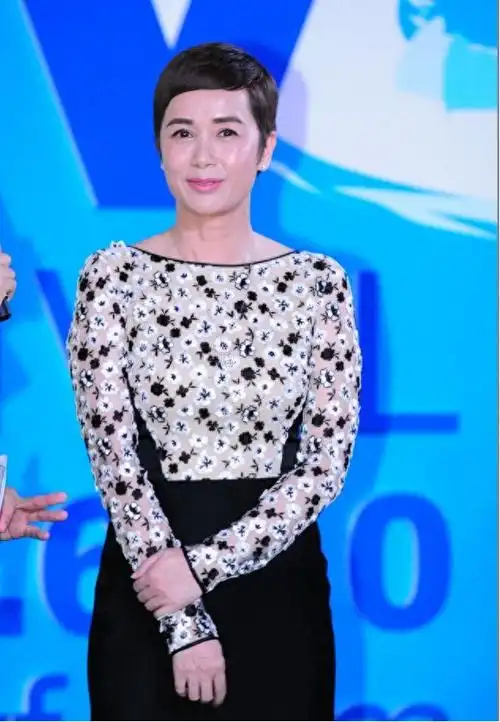 蒋雯丽的高级感真藏不住穿刺绣小花连衣裙走红毯超短发太惊艳