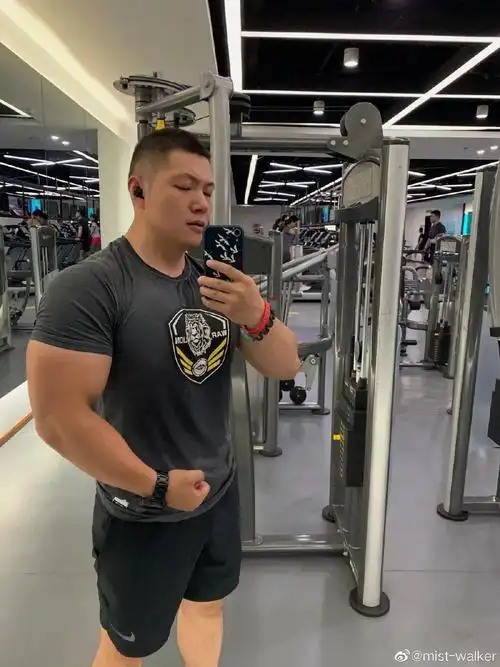 硕大的胸肌一身发达的肌肉,在健身房也算佼佼者只能用虎背熊腰来形容