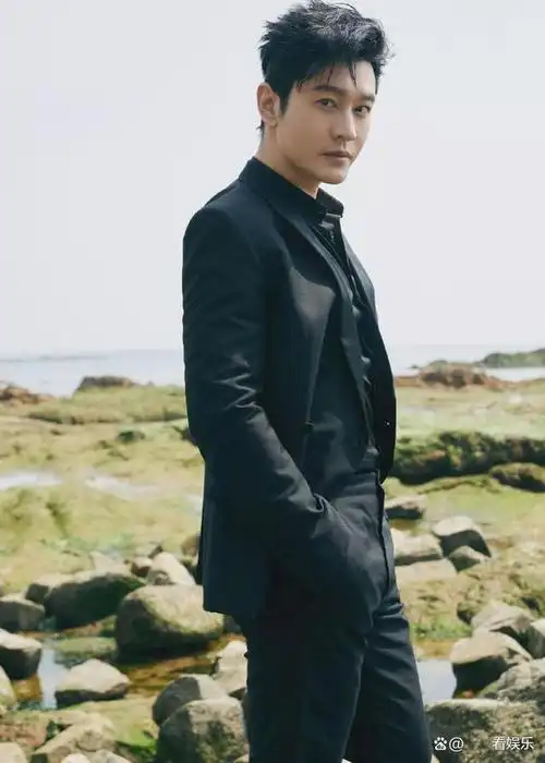 黄晓明这位46岁的男星最近成为了话题焦点,不是因为他的新恋情,也不是