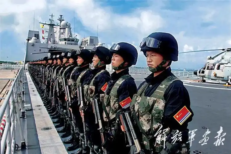 2009年1月6日,中国海军首批护航编队武汉舰在亚丁湾为中国商船护航.