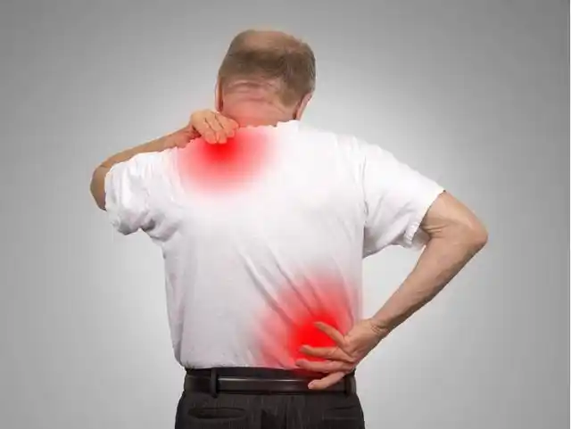 肩背痛千万别去按摩,2个动作缓解疼痛,治标还治本 - 挺胸后背疼,压气