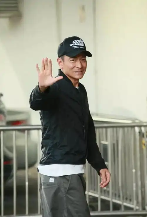 57岁刘德华休闲装现身帅气十足 网友:裤子成功抢镜_新浪看点