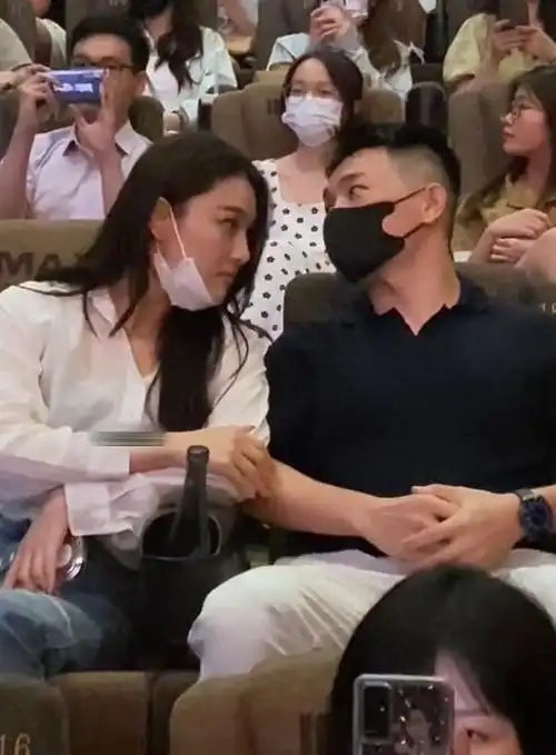 张馨予回广州庆生与老公何捷散步说笑被偶遇衣着宽松疑怀二胎