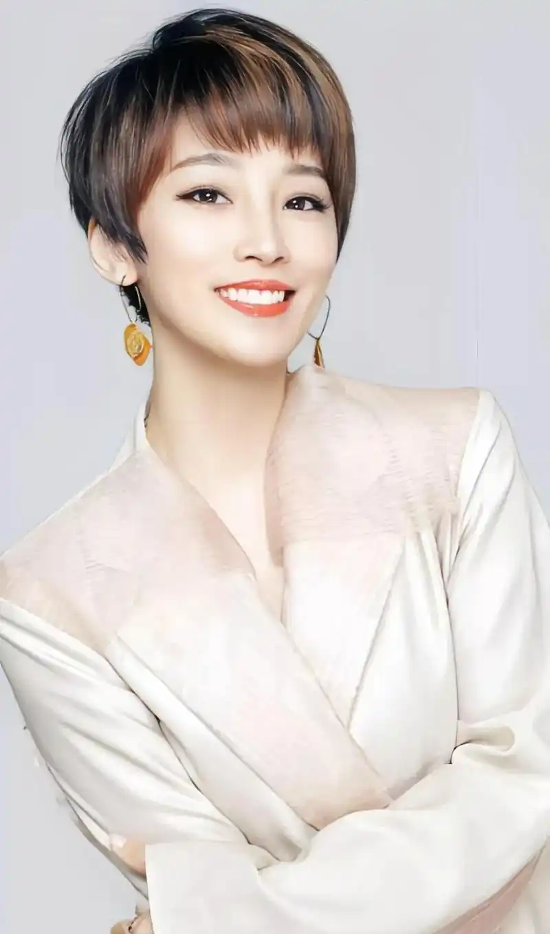 吴京老婆谢楠又美又飒,气质颜值不输一线女星