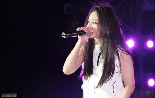 飞儿乐队主唱发福变大饼脸 飞儿乐队现身苏州献唱引热议