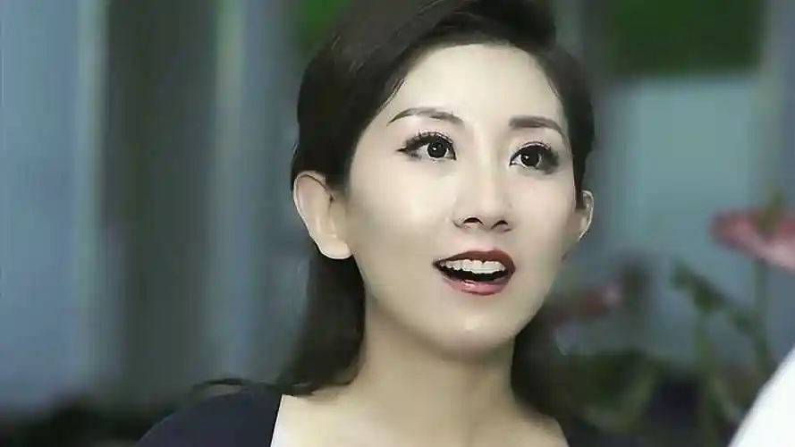 女主持人张杰到菜市场买西瓜故意和老板搭茬画面简直不要太搞笑