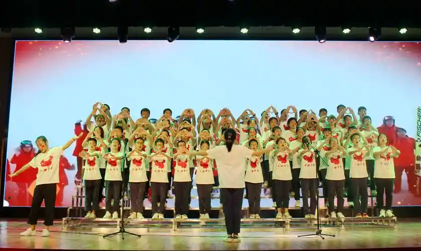 回溯百年路唱响中国红知源学校七年级红歌合唱比赛圆满落幕