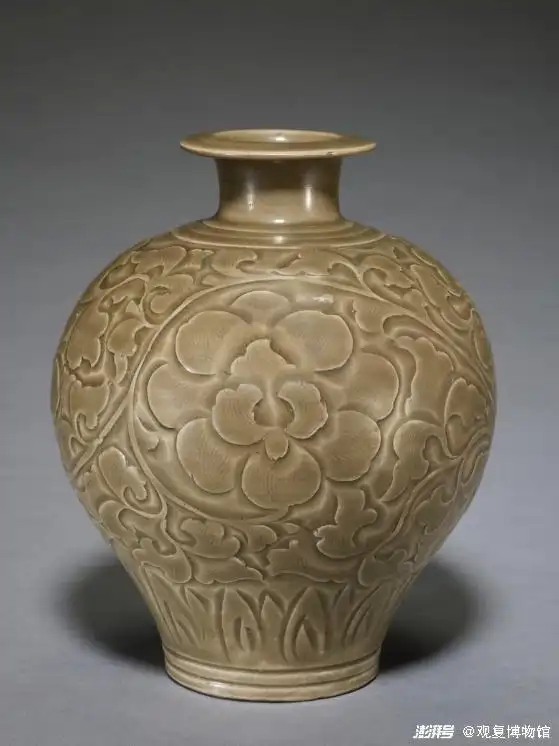 宋 耀州窑青釉刻缠枝牡丹纹梅瓶 故宫博物院藏