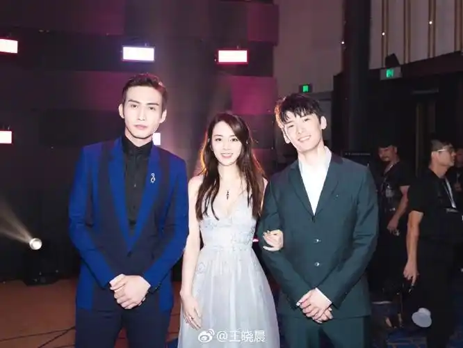 "哇,我看到了什么,两个老公同框了嘛@crystal张天爱@王晓晨"