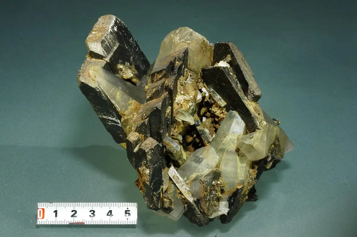 黑钨矿与水晶共生