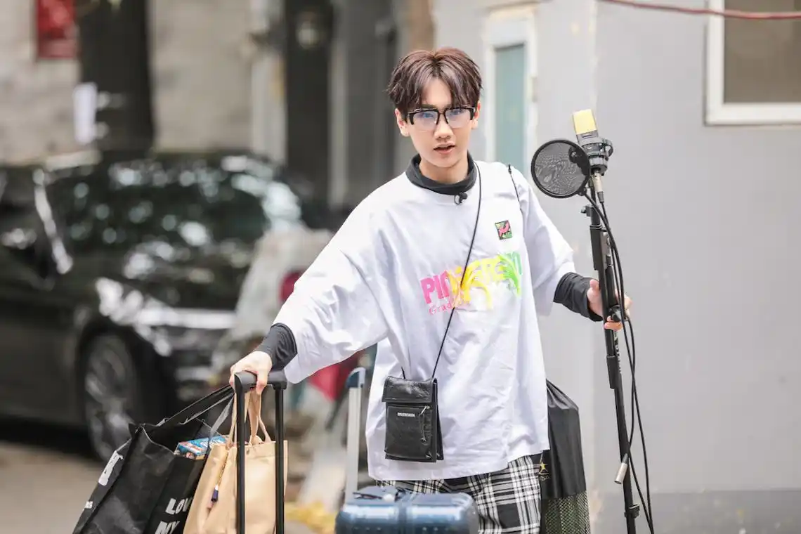 《做家务的男人》是一档观察类真人秀节目,它和汪苏泷以往参加的综艺