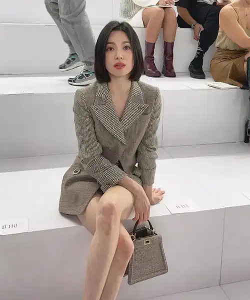 韩国女星宋慧乔短发配套装大秀长腿!肤白貌美性感撩人