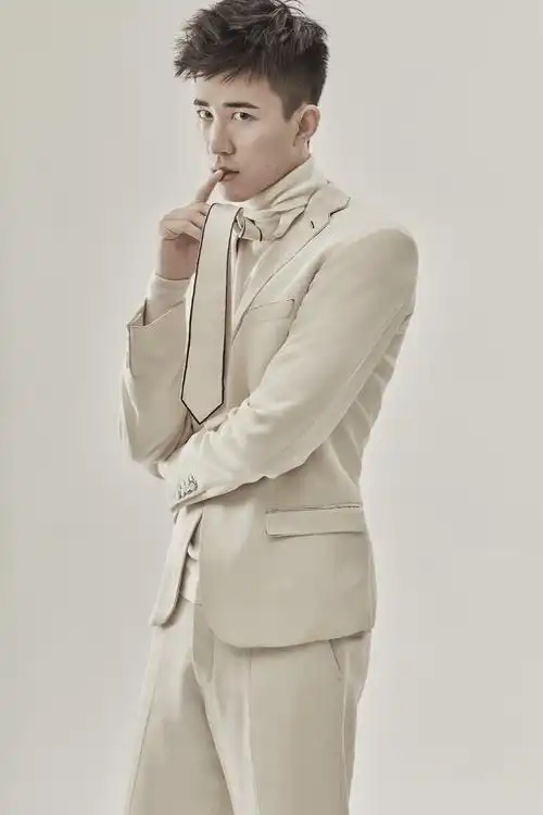 李川湿发写真变阳刚型男 《同窗》"娘炮"余皓形象大反转