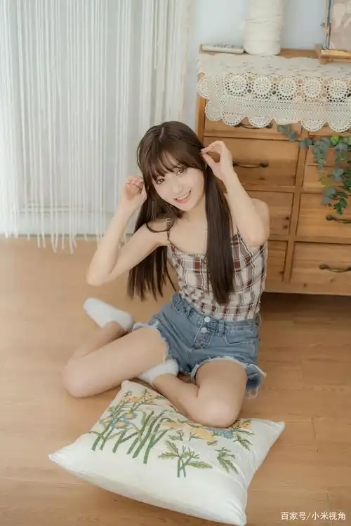 牛仔短裤美女纤细大长腿