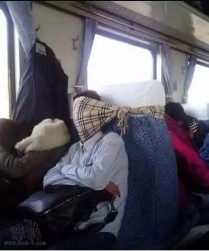 天朝火车上的奇葩睡姿,着实把日本人震慑到了! 小编也get到了新睡姿