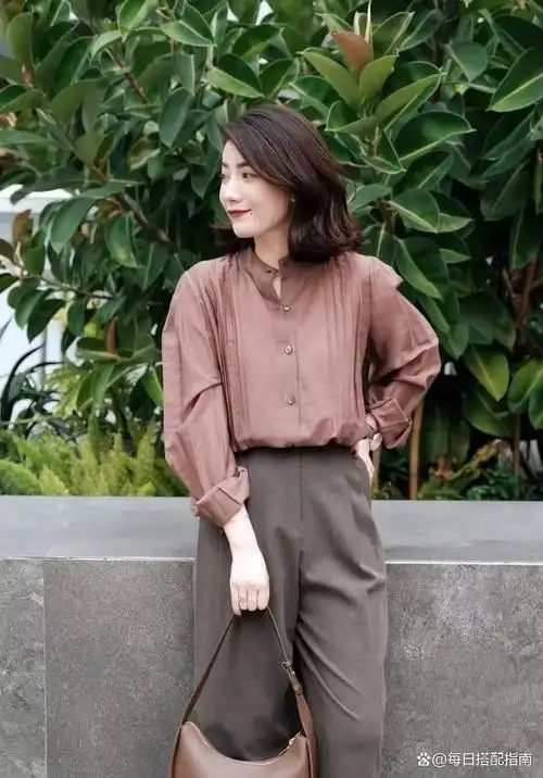 40岁的女人何不学她穿衣?不扮嫩不显老,美得优雅又端庄