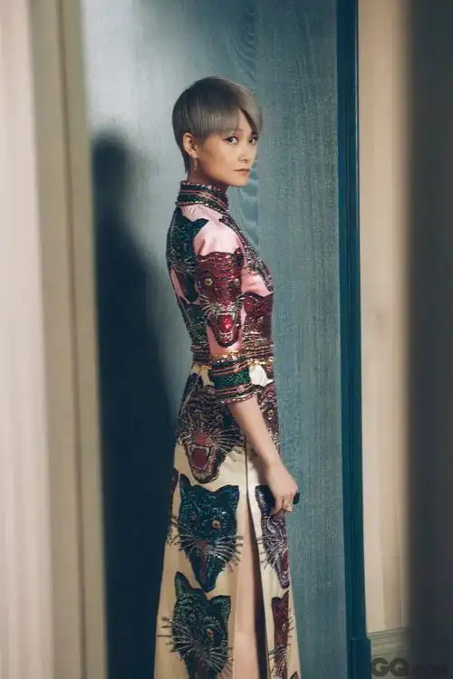 李宇春再度亮相戛纳红毯 gucci猫头旗袍装演绎复古时尚