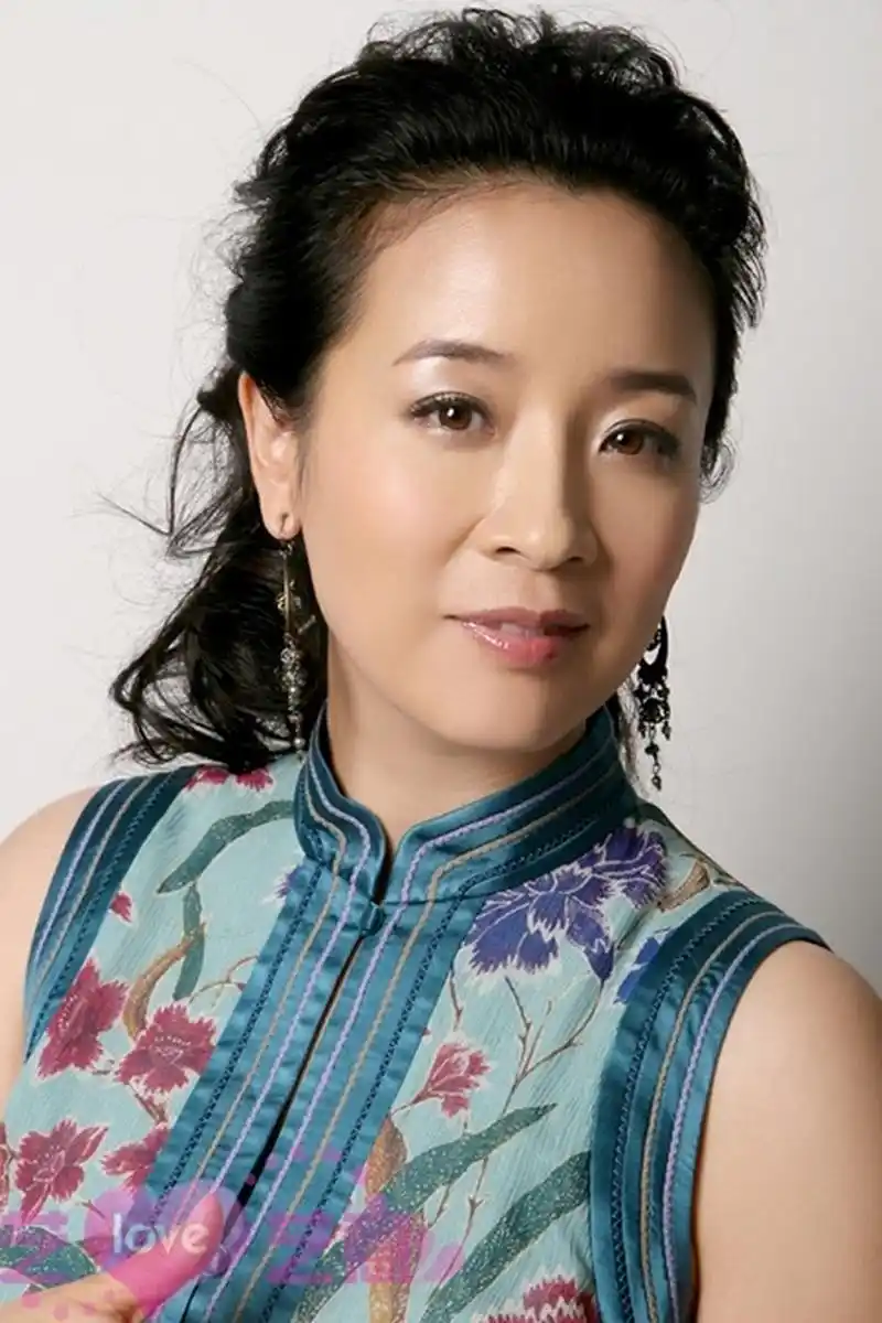 "陈小艺:演艺世家的才女绽放光芒" 确实,陈小艺年轻时的经历充满了