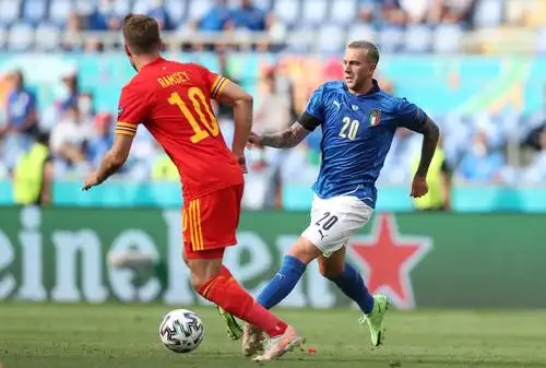 新华社照片,罗马,2021年6月21日 6月20日,戴着笑脸口罩的小朋友在开赛