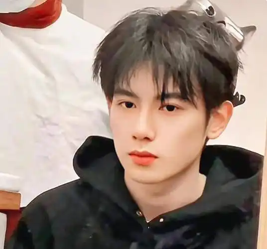 有人秒变日系美少年,有人则变成"老奶奶"_胡先煦_尹正_小时候