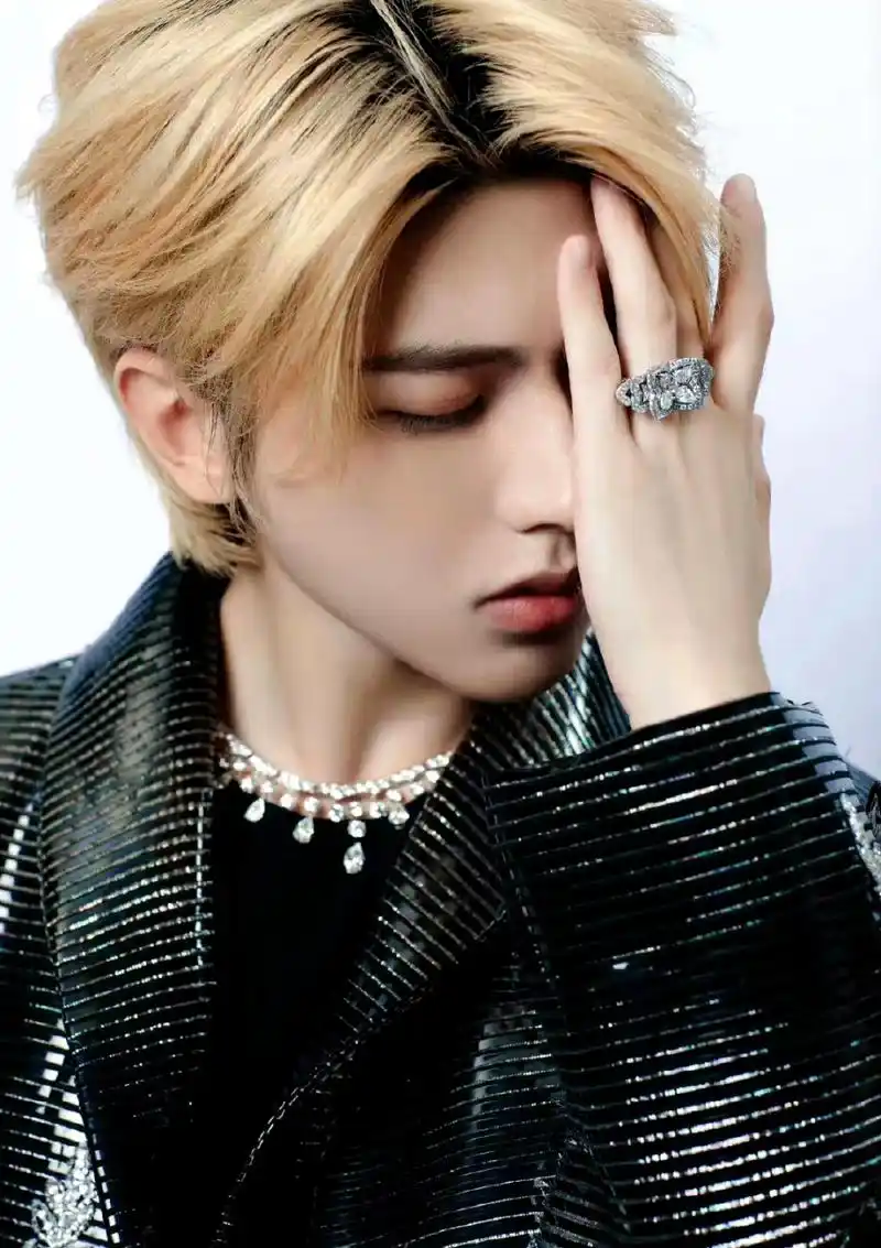 赵丽颖蔡徐坤同款项链,这是什么梦幻联动啊!